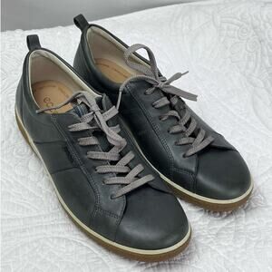 ECCO Women 8  Gray Leather Lace Up Vacation Summer Athleisure Sneakers